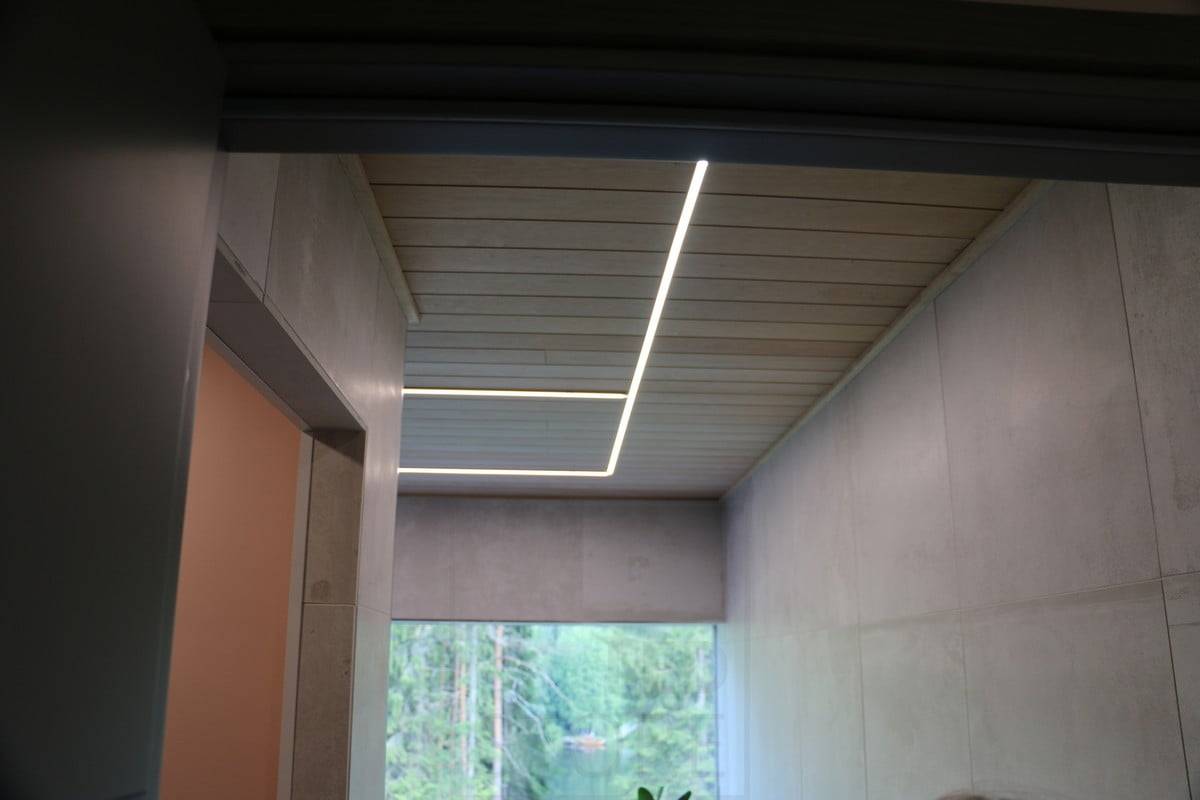 Wohnmesse 2019: Led-Leiste an der Decke, installiert in einem schmalen Unterputzprofil. Ledstore.fi
