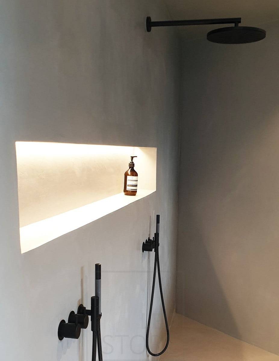 Wohnungsmesse 2020: Led-Band auf einem langen Seifenregal, von der oberen Ecke aus beleuchtet. Ledstore.fi