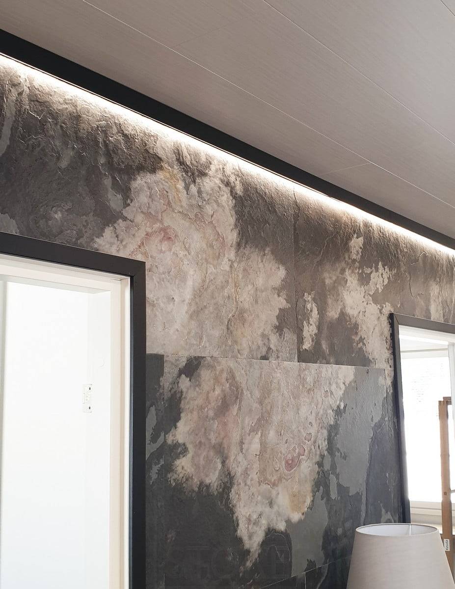 Housing Fair 2020: LED-Streifen an der Decke in einem schwarzen INDIRECT 2 Profil im Flur, Licht nur nach unten. Ledstore.fi