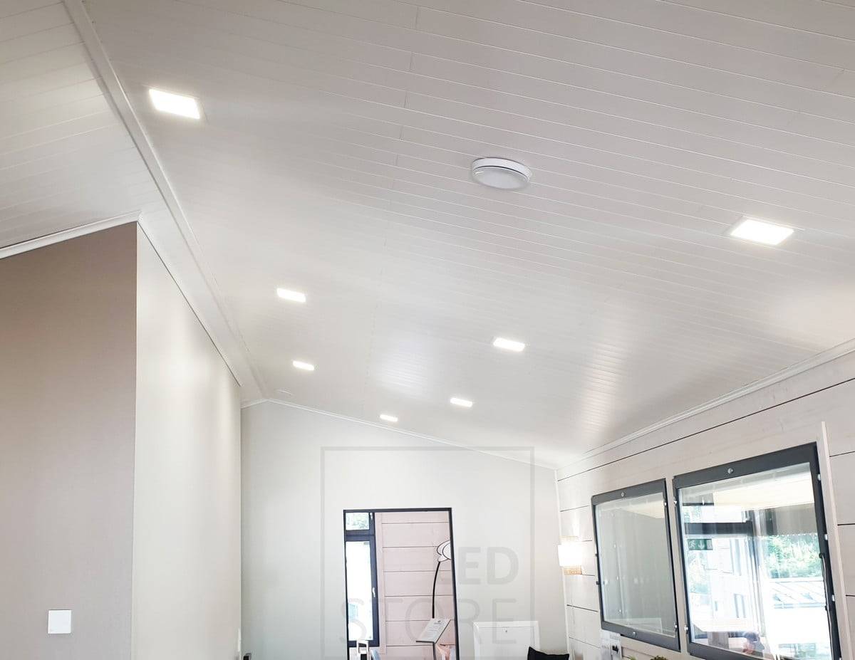 Wohnmesse 2020: 200mm runde led plafond an der Decke des Wohnzimmers. Ledstore.fi