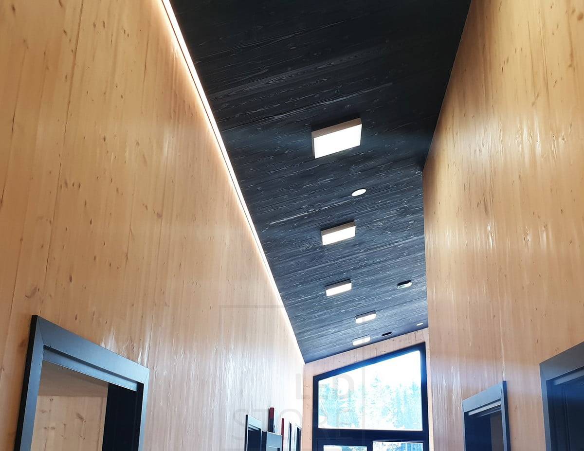 Wohnmesse 2020: LED-Panel 300x300 in Anbaudose in Wohnzimmer und Flur. Indirektes Licht auf dem ganzen Weg. Ledstore.fi