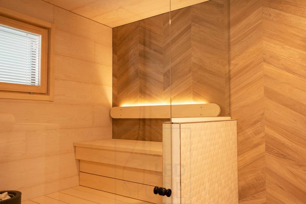 Wohnmesse 2020: die Leuchte auf der Rückseite der Sauna ist nach oben gerichtet. Ledstore.fi