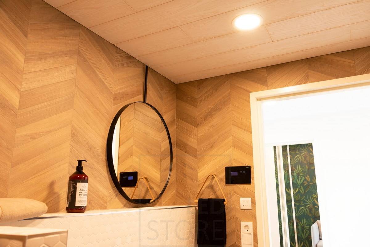 Wohnmesse 2020: 160mm runder Plafond in der Decke des Gitterraums, warmtonige Wände und Licht. Ledstore.fi