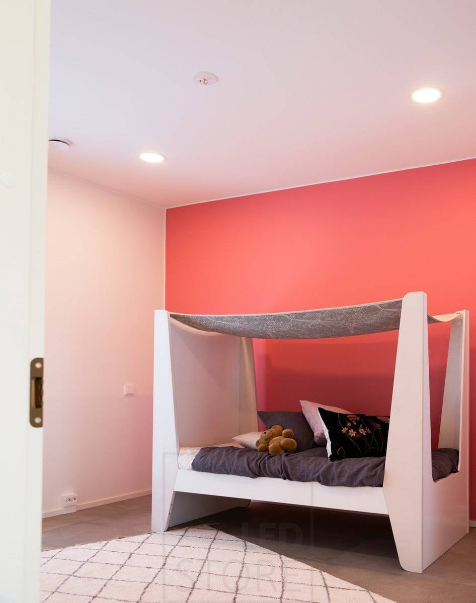 Wohnmesse 2020: 200mm runder Plafond an der Schlafzimmerdecke, rote Wand. Ledstore.fi