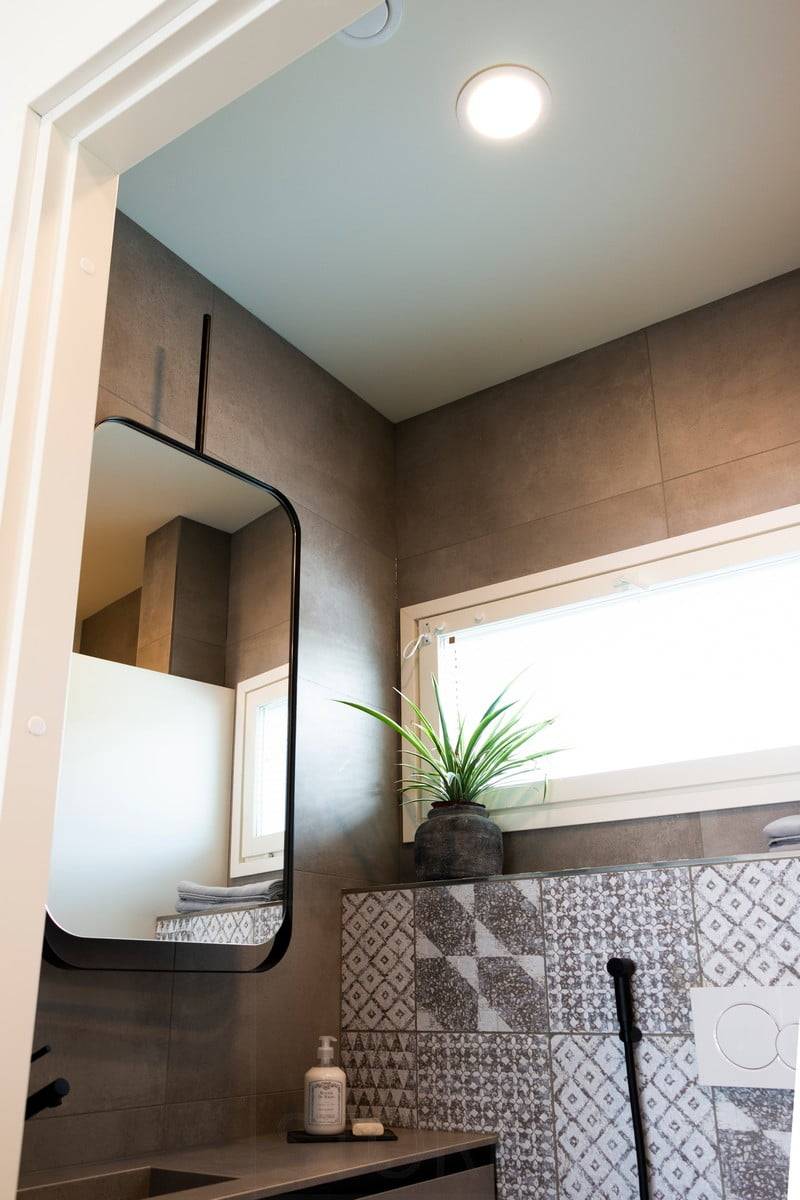 Wohnmesse 2020: 200mm runde Deckenplatten an der Decke der Toilette. Ledstore.fi