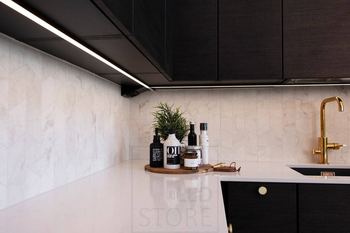 Wohnmesse 2020: LED-Beleuchtungsband für Arbeitsplatten, LED-Band auf einem schwarzen Oberflächenprofil. Ledstore.fi