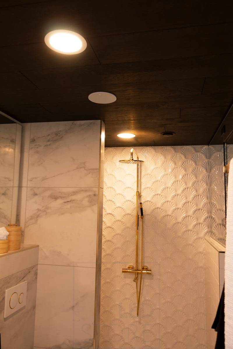 Wohnmesse 2020: Plafond an der Duschdecke. Beachten Sie, wie das Licht vom Duschkopf reflektiert wird. Ledstore.fi