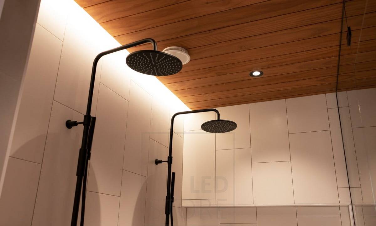 Wohnmesse 2020: warmes indirektes Licht über den Duschen. Ledstore.fi