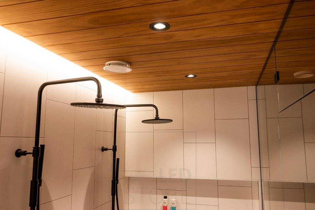 Wohnmesse 2020: indirektes Licht über der Dusche. Ledstore.fi
