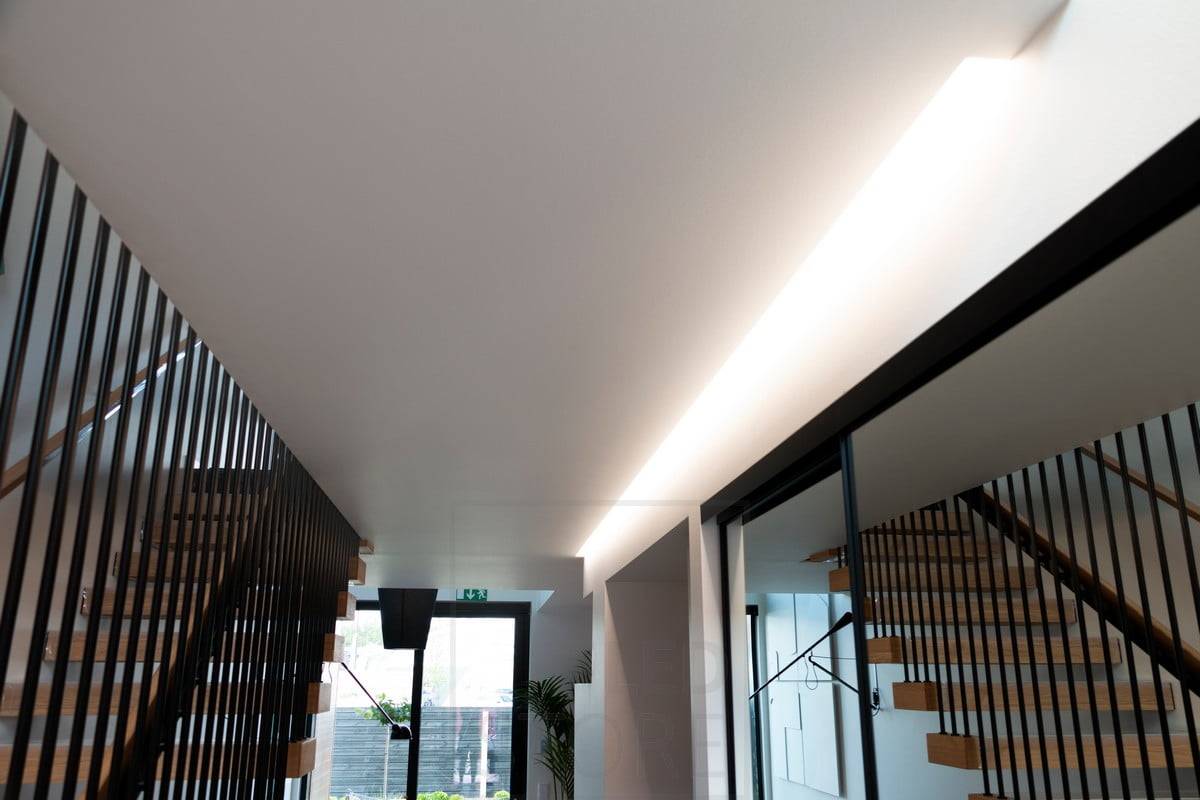 Wohnungsmesse 2020: langes indirektes Licht im Korridor für eine stimmungsvolle Beleuchtung. Ledstore.fi