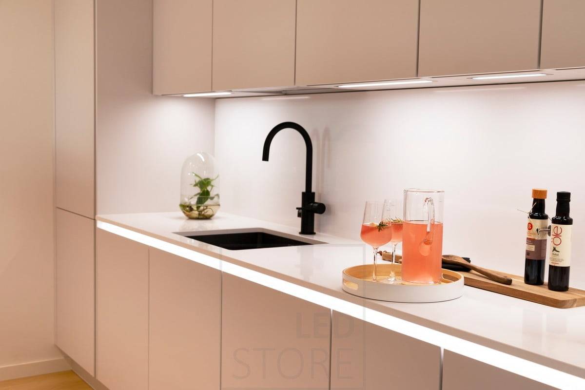 Housing Fair 2020: Küchenarbeitsplattenbeleuchtung in Abschnitten, eingebettet in die Unterseite der Schränke. Ein weiterer LED-Streifen beleuchtet das indirekte Licht unter der Arbeitsfläche. Ledstore.fi
