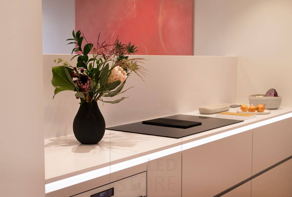 Wohnmesse 2020: Led-Profil an der Unterseite der Küchenarbeitsplatte, das indirektes Licht ausstrahlt. Ledstore.fi