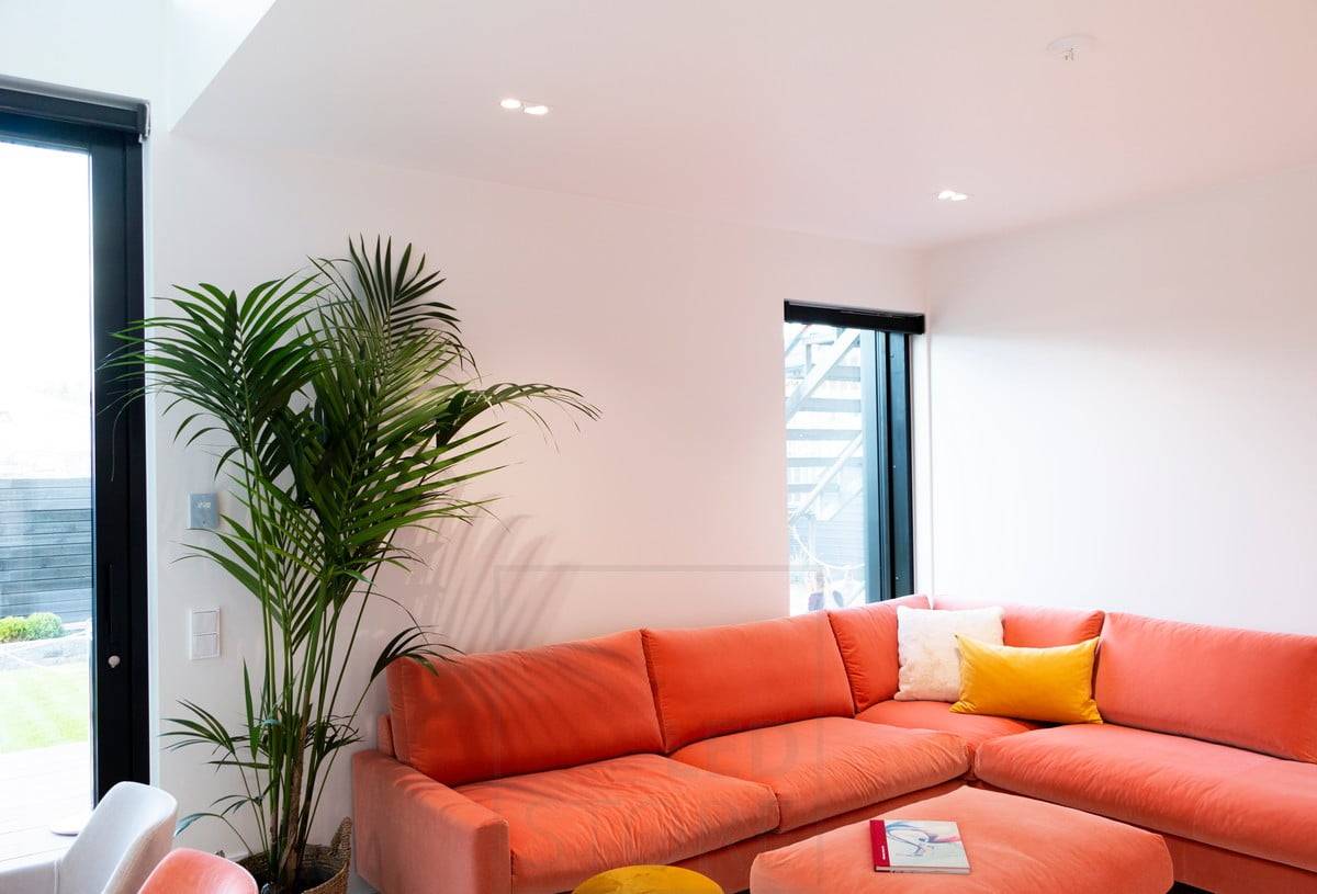 Wohnmesse 2020: Doppelspots beleuchten die Decke über dem Sofa im Wohnzimmer. Ledstore.fi
