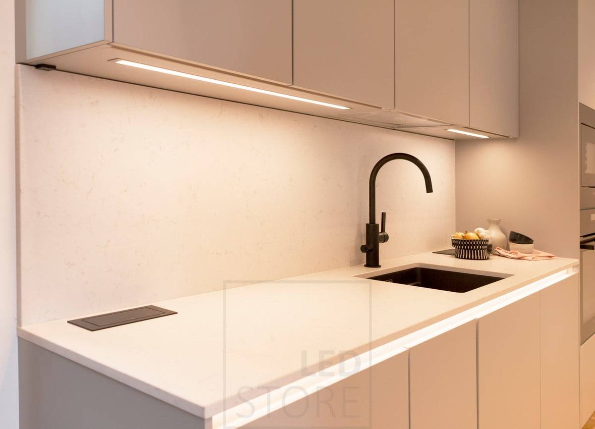 Wohnmesse 2020: Die Arbeitsplatte der Küche wird von LED-Streifen beleuchtet, die in die Unterseite der Schränke eingelassen sind. Außerdem beleuchtet ein LED-Streifen unter der Ebene das indirekte Licht. Ledstore.fi