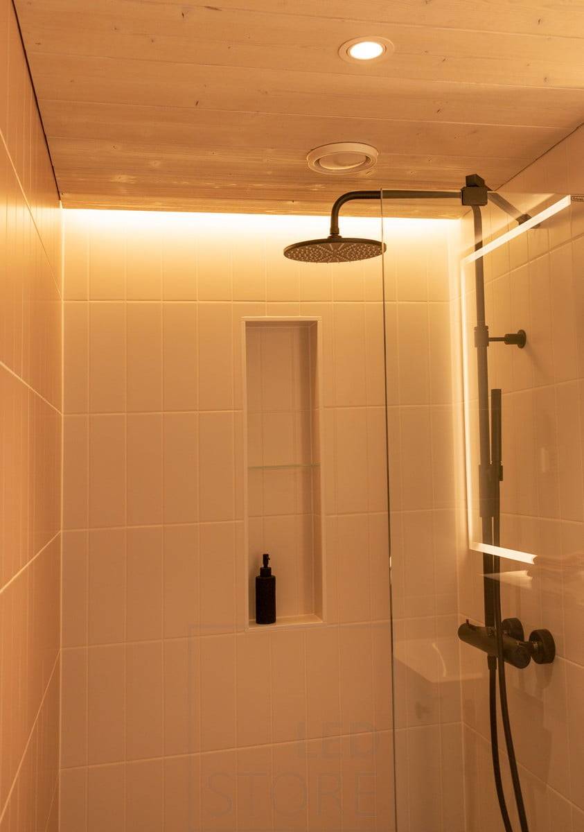 Wohnmesse 2020: warmes indirektes Licht in der Badezimmerdecke, realisiert mit einem LED-Streifen hinter dem Deckenprofil. Ledstore.fi