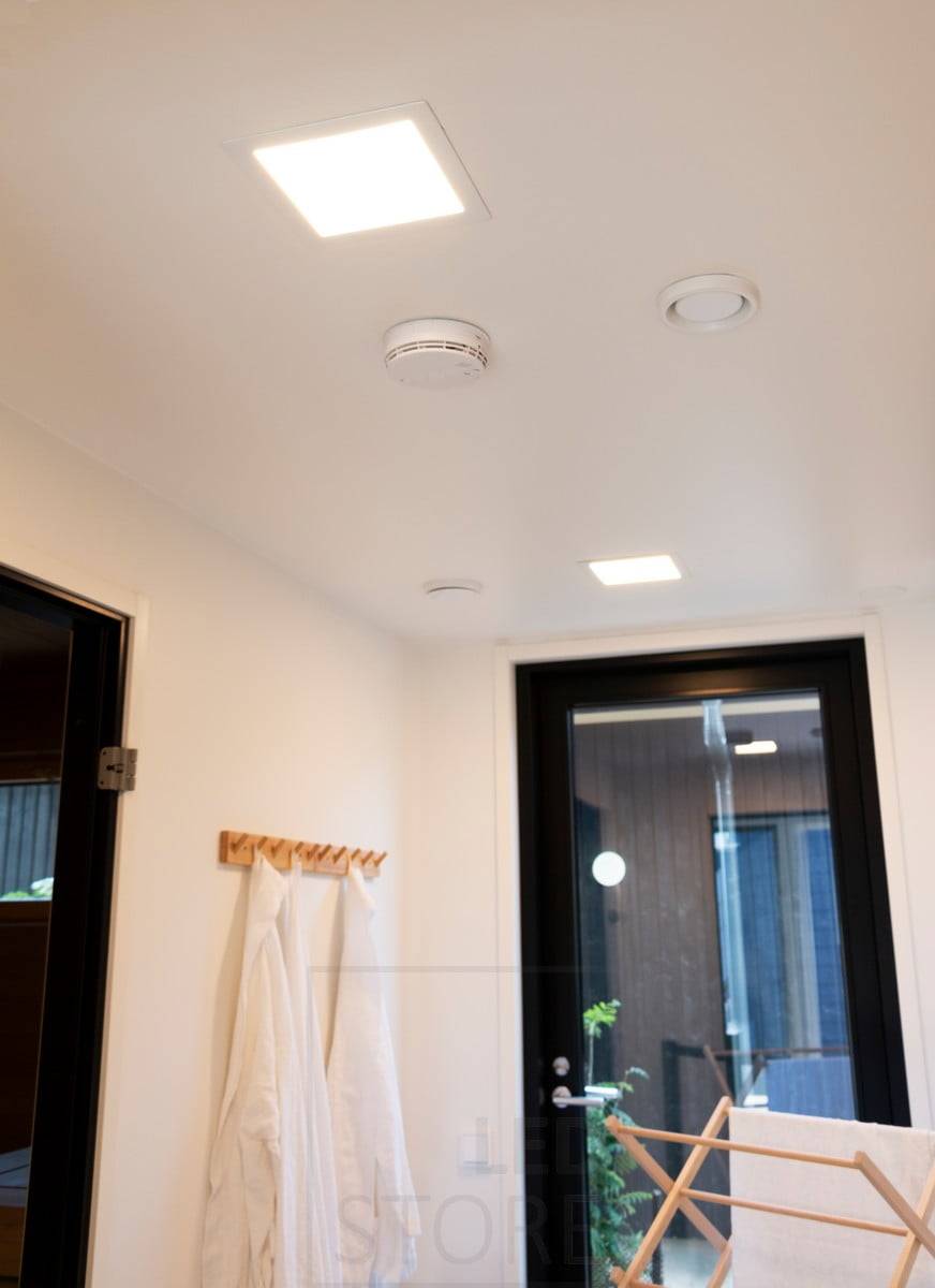 Wohnmesse 2020: 300x300 LED-Paneele im Badezimmer. Die Led-Paneele haben ein minimalistisches und reduziertes Design. Ledstore.fi