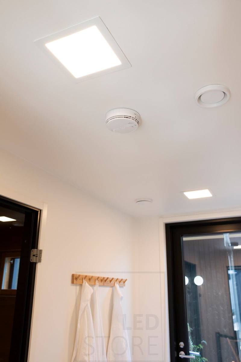Wohnmesse 2020: 300x300 LED-Paneele beleuchten das Badezimmer für eine gleichmäßige und angenehme Allgemeinbeleuchtung. Ledstore.fi