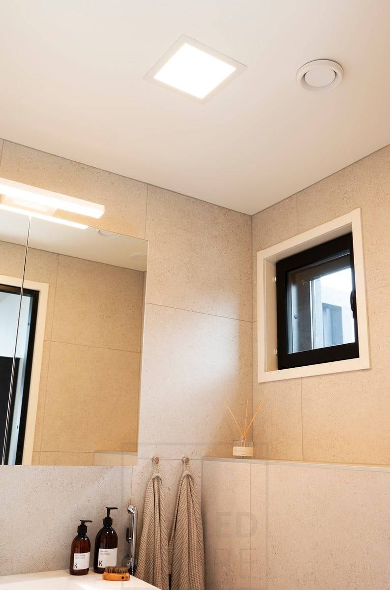 Wohnungsmesse 2020: 300x300 LED-Panel an der Toilettendecke. Ledstore.fi