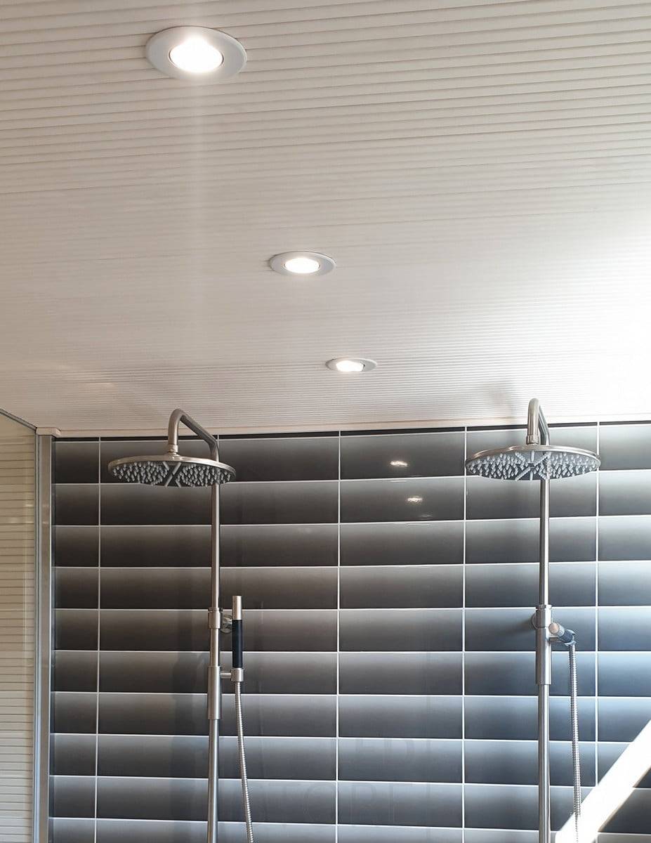 Wohnungsmesse 2020: runde weiße Flecken an der Decke des Waschraums. Ledstore.fi