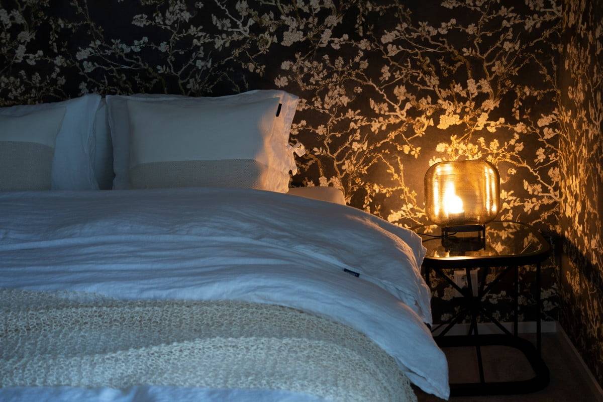Wohnmesse 2020: eine Tischlampe im Schlafzimmer. Ledstore.fi