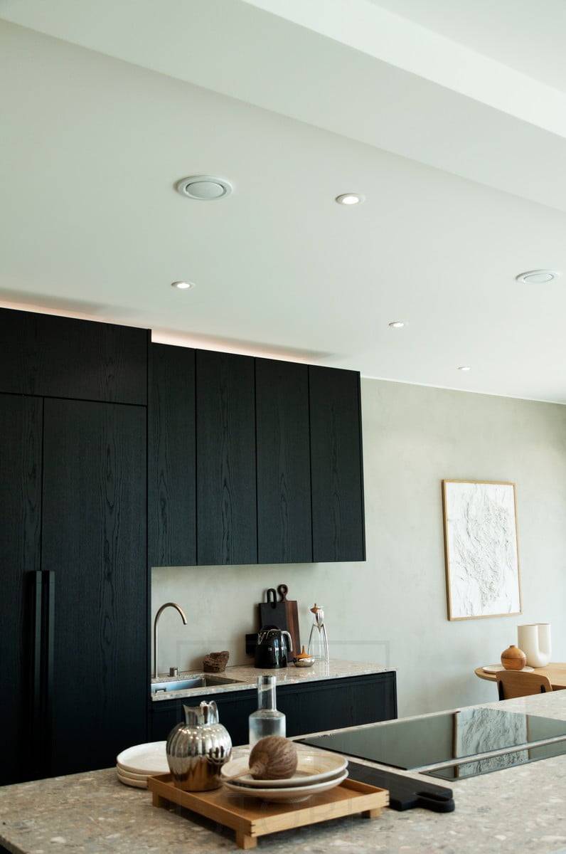 Wohnmesse 2020: indirektes Licht in der Küche über den Schränken und Strahler für eine effektive Allgemeinbeleuchtung. Ledstore.fi
