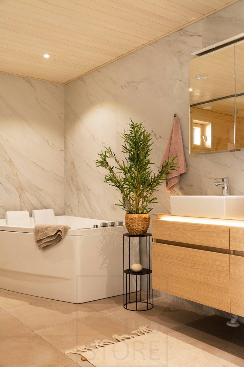 Wohnmesse 2020: LED-Spots an der Badezimmerdecke und LED-Streifen, der das indirekte Licht unter der Ebene beleuchtet. Ledstore.fi