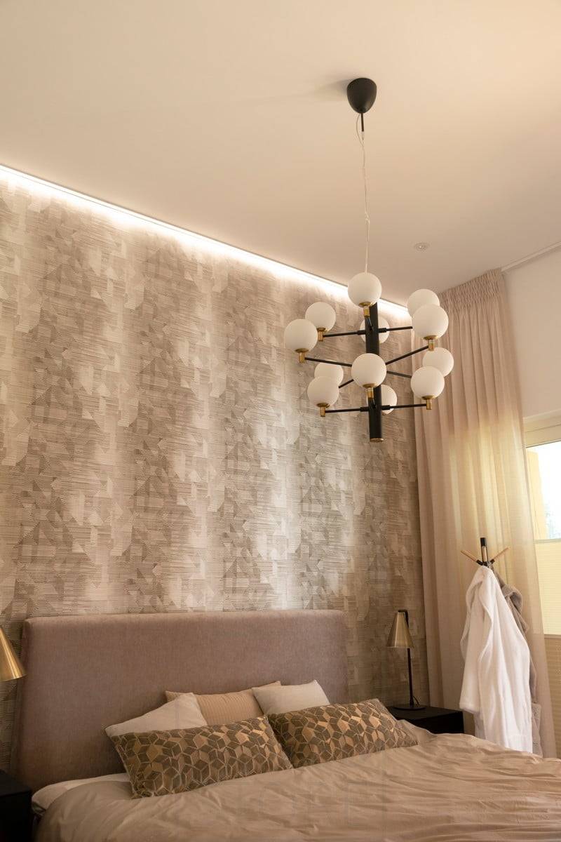 Housing Fair 2020: LED-Streifen an der Decke INDIRECT 2 Profil im Schlafzimmer. Ledstore.fi