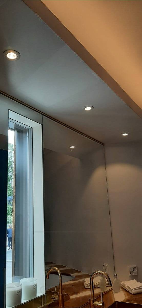Wohnungsmesse 2021: Über dem Fenster eingebaute Strahler. Ledstore.fi