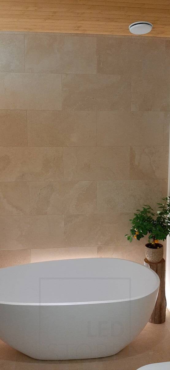 Wohnungsmesse 2021: Im Boden installierte Led-Leiste hinter der Badewanne. Ledstore.fi