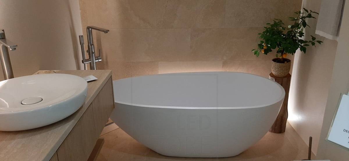 Wohnungsbau-Messe 2021: Led-Band auf dem Boden hinter der Badewanne. Ledstore.fi
