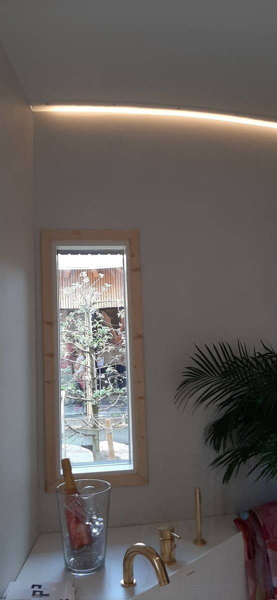 Wohnungsmesse 2021: Indirektes Licht in den gebogenen Wänden des Hauses. Ledstore.fi