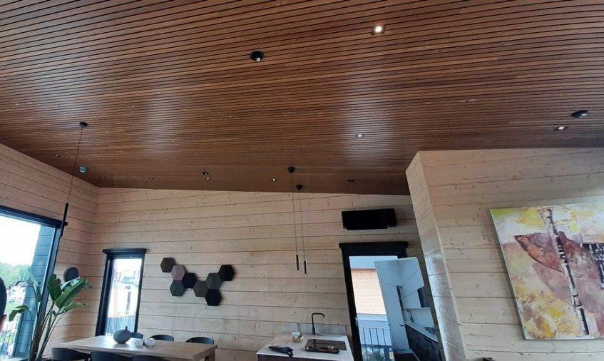 Wohnungsmesse 2021: Schwarze, kantige Flecken auf der Felgendecke. Ledstore.fi