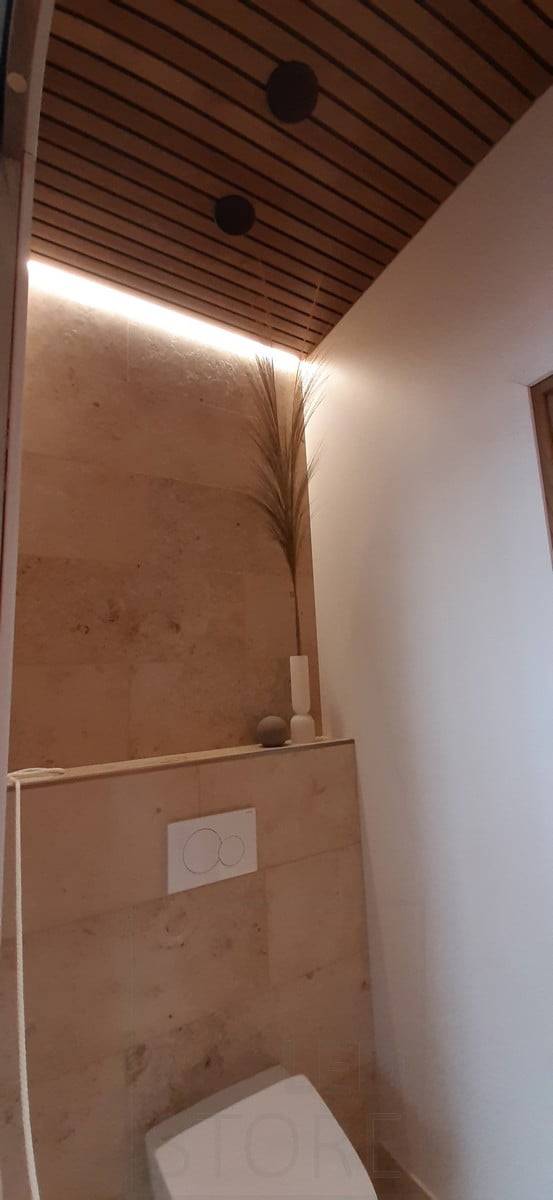 Wohnmesse 2020: LED-Leiste hinter der Toilette an der Decke, die indirektes Licht ausstrahlt. Ledstore.fi