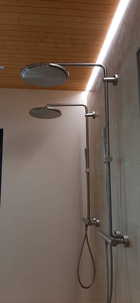 Wohnungsmesse 2021: Led-Profil an der Decke des Waschraums hinter der Dusche. Ledstore.fi