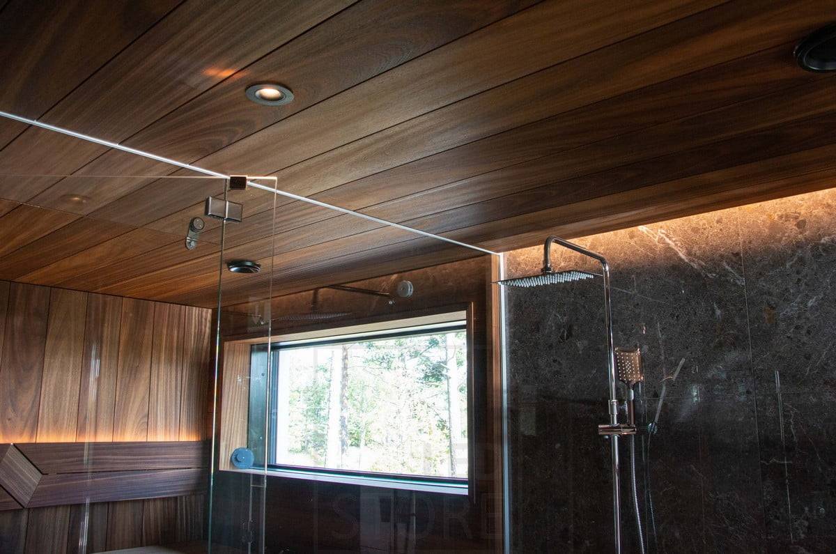 Wohnungsbau-Messe 2022: Led-Profil in einem dunklen Badezimmer, das mit indirektem Licht beleuchtet wird. Ledstore.fi