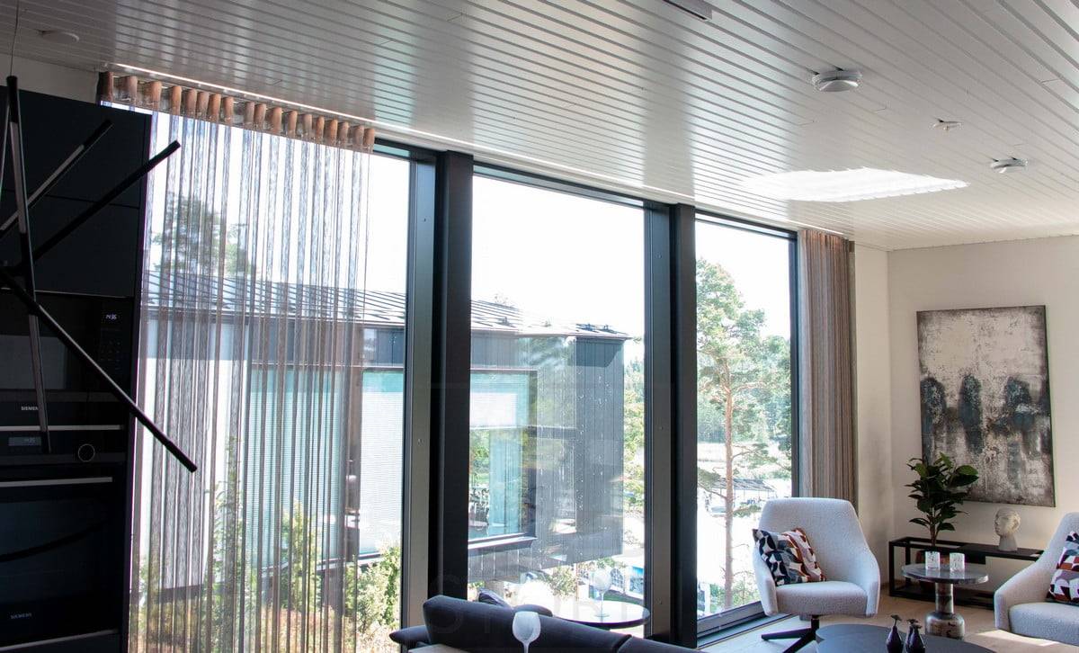 Housing Fair 2022: Weißes LED-Profil, eingebettet in die Naht der Deckenplatte. Ledstore.fi