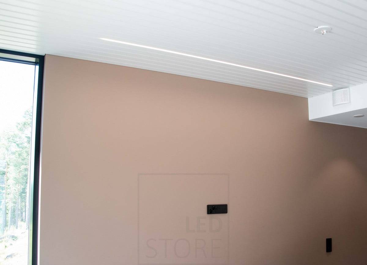 Housing Fair 2022: Weißes LED-Profil, eingebettet in eine Plattenfuge. Ledstore.fi