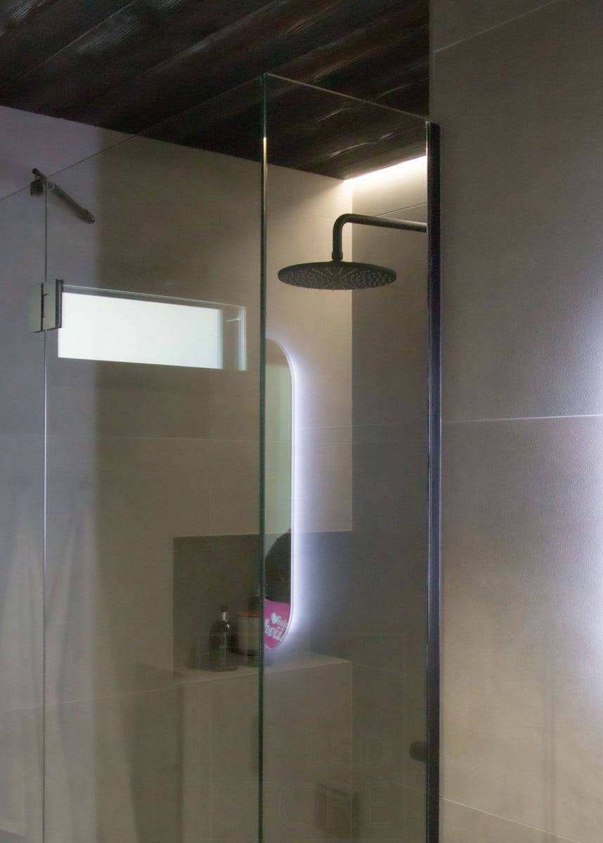 Wohnmesse 2022: Led-Streifen an der Duschdecke indirekt, dunkles Paneel. Ledstore.fi