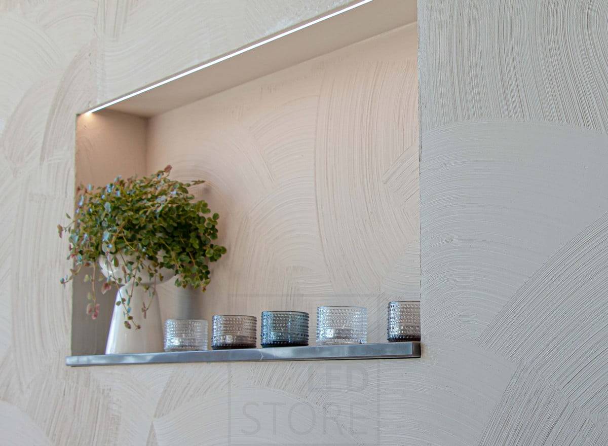 Wohnungsmesse 2022: Led-Leiste als Regalbeleuchtung an einer Gipswand. Ledstore.fi