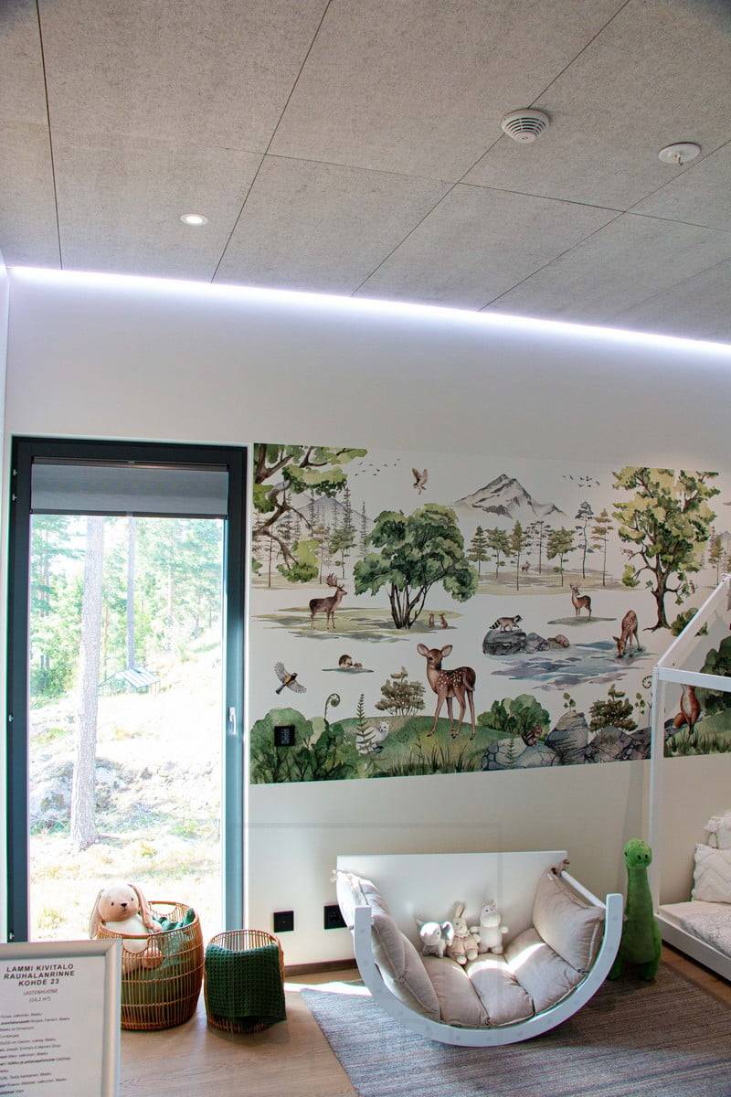 Wohnmesse 2022: Led-Band in einem schmalen, flächenbündigen Profil, graue KONTO-Akustikfliesenkante, Kinderzimmer. Vertikales Bild. Ledstore.fi