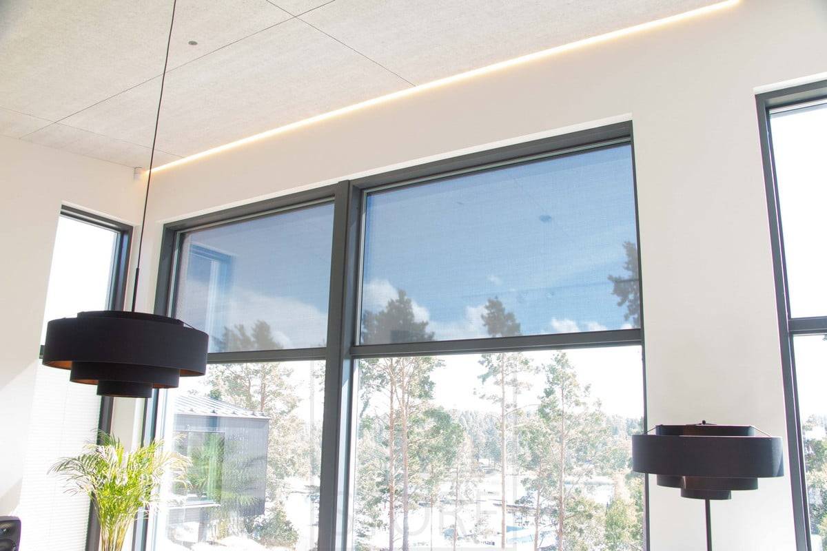 Wohnmesse 2022: Led-Band in einem schmalen, bündigen Profil, KONTO am Rand einer Akustikplatte. Ledstore.fi