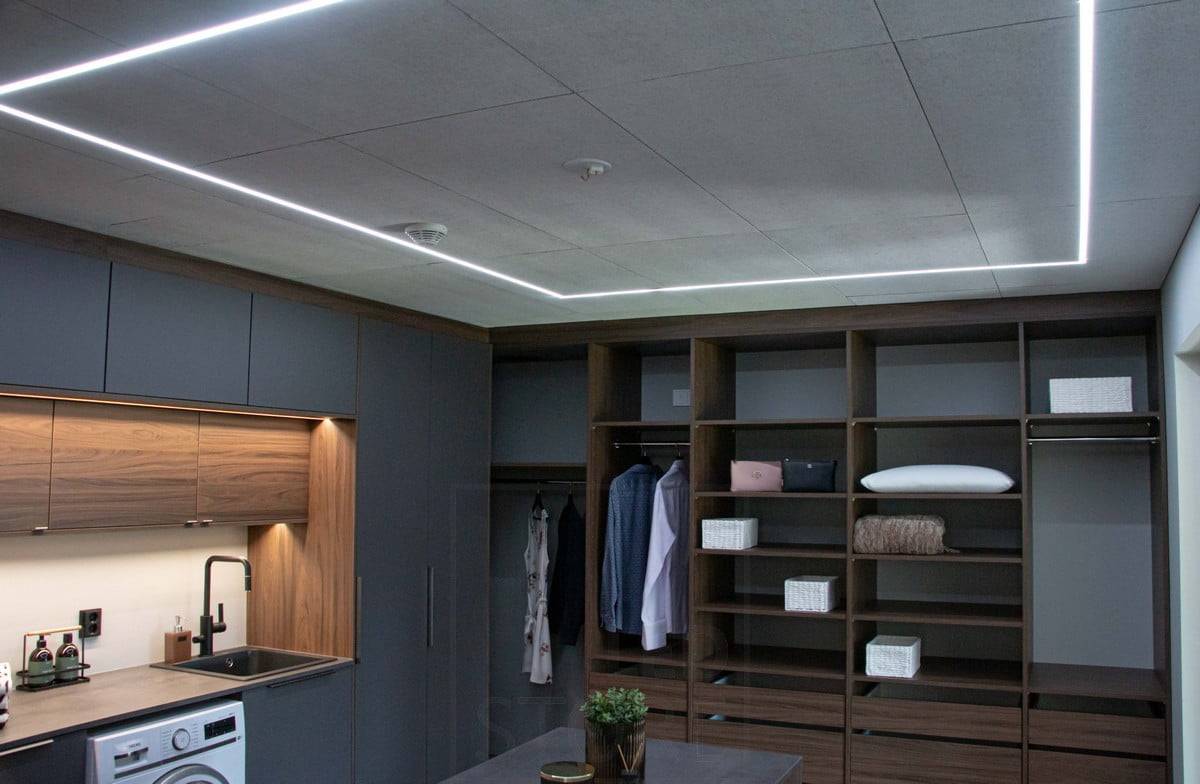 Wohnmesse 2022: Led-Band in einem schmalen Unterputzprofil, KONTO-Akustikplatte. Ledstore.fi