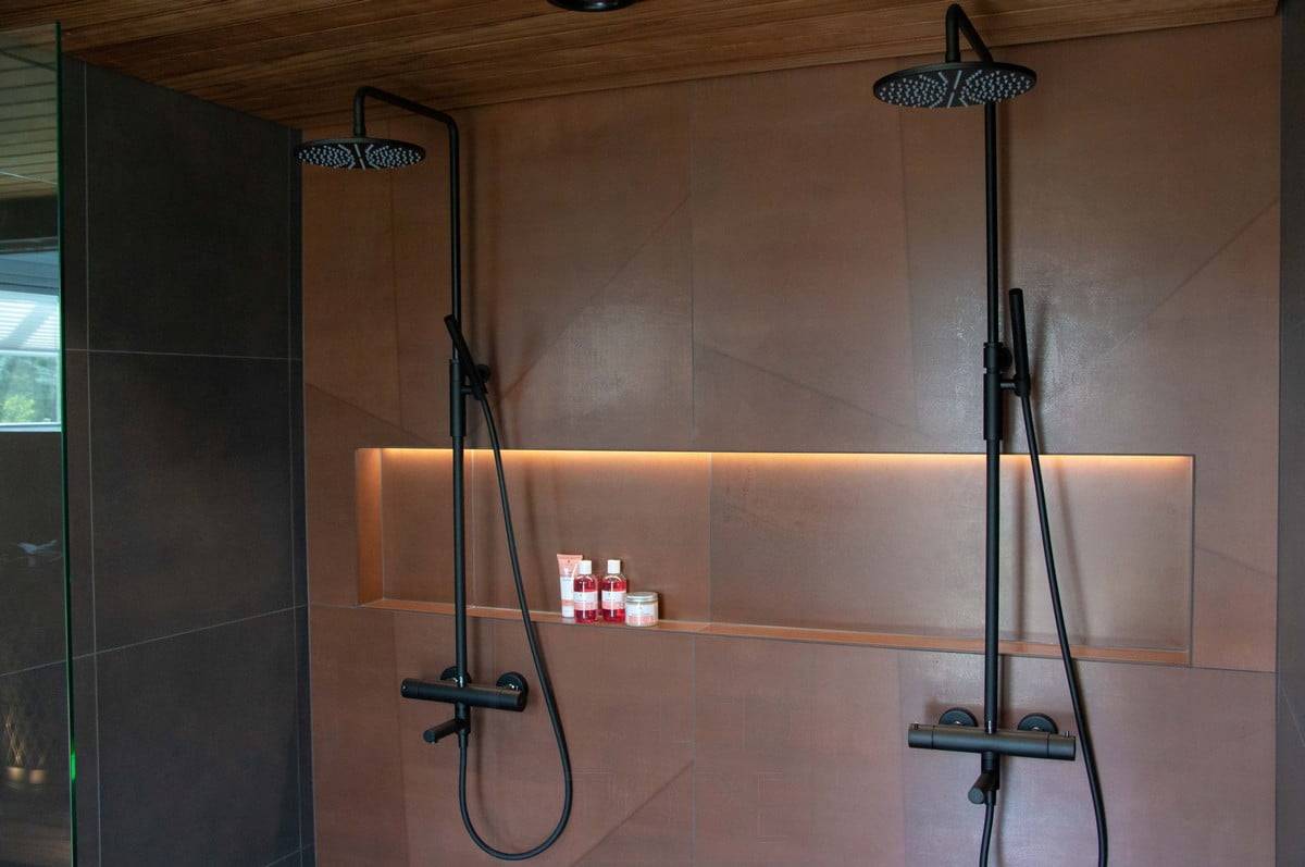 Wohnungsmesse 2022: Led-Profil auf einem Waschmittelregal in der Dusche. Ledstore.fi