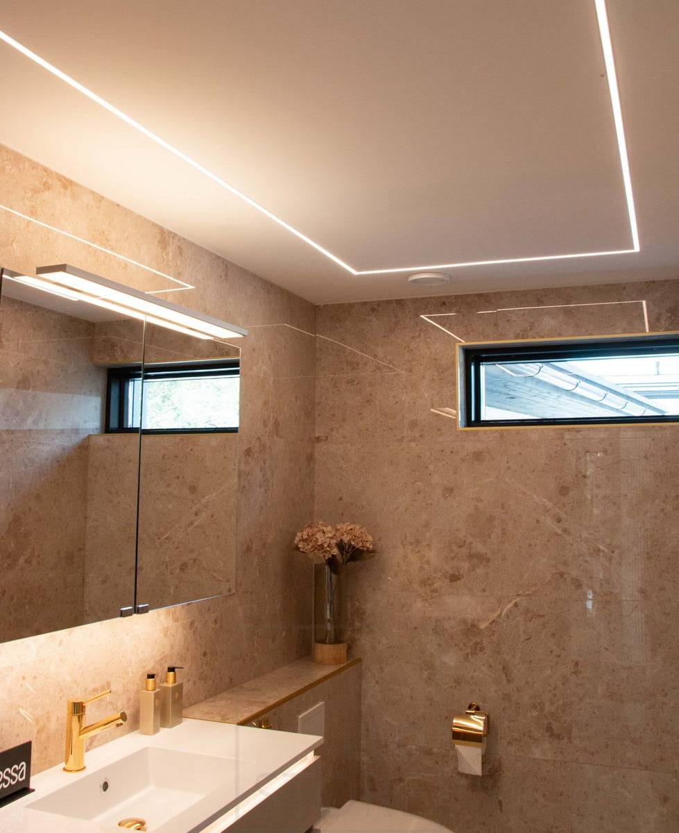 Wohnungsbau-Messe 2022: Schmales LED-Profil, das in eine Gipsdecke in einem Waschraum eingelassen ist. Ledstore.fi