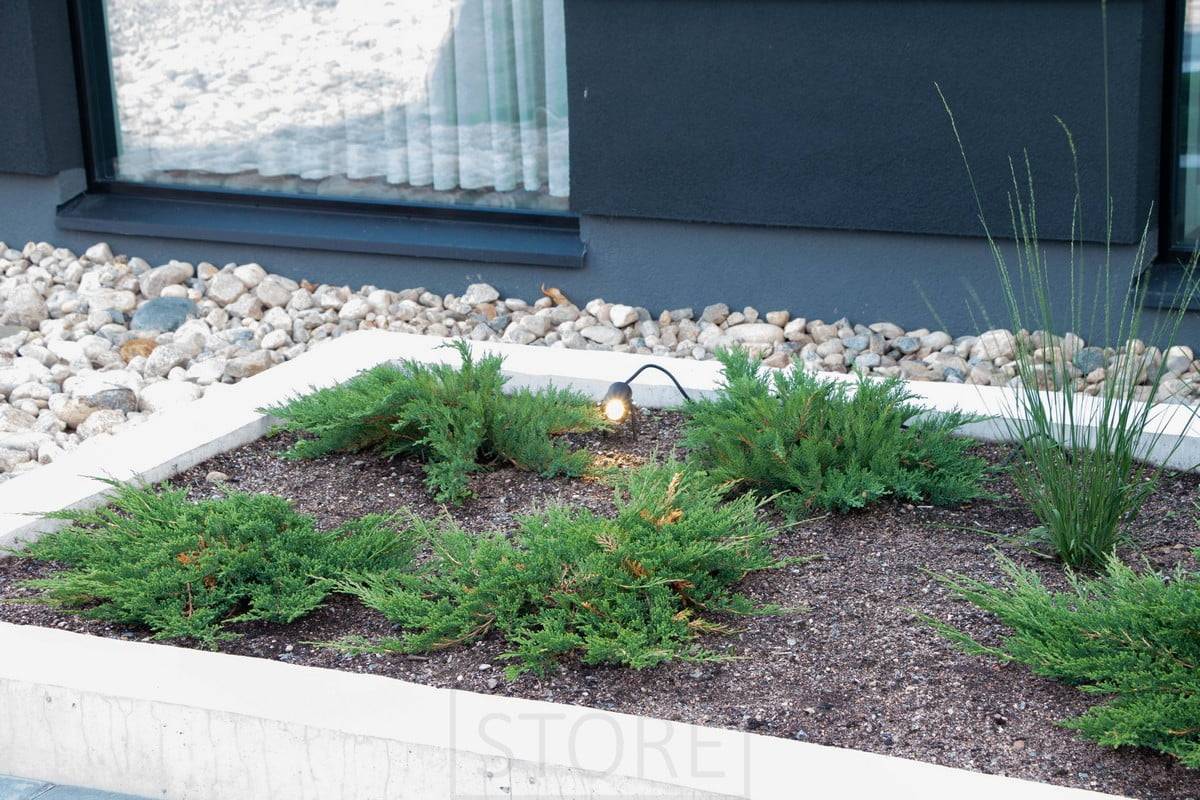 Wohnungsmesse 2022: TILT Steingutleuchte in einem Blumenkasten. Ledstore.fi