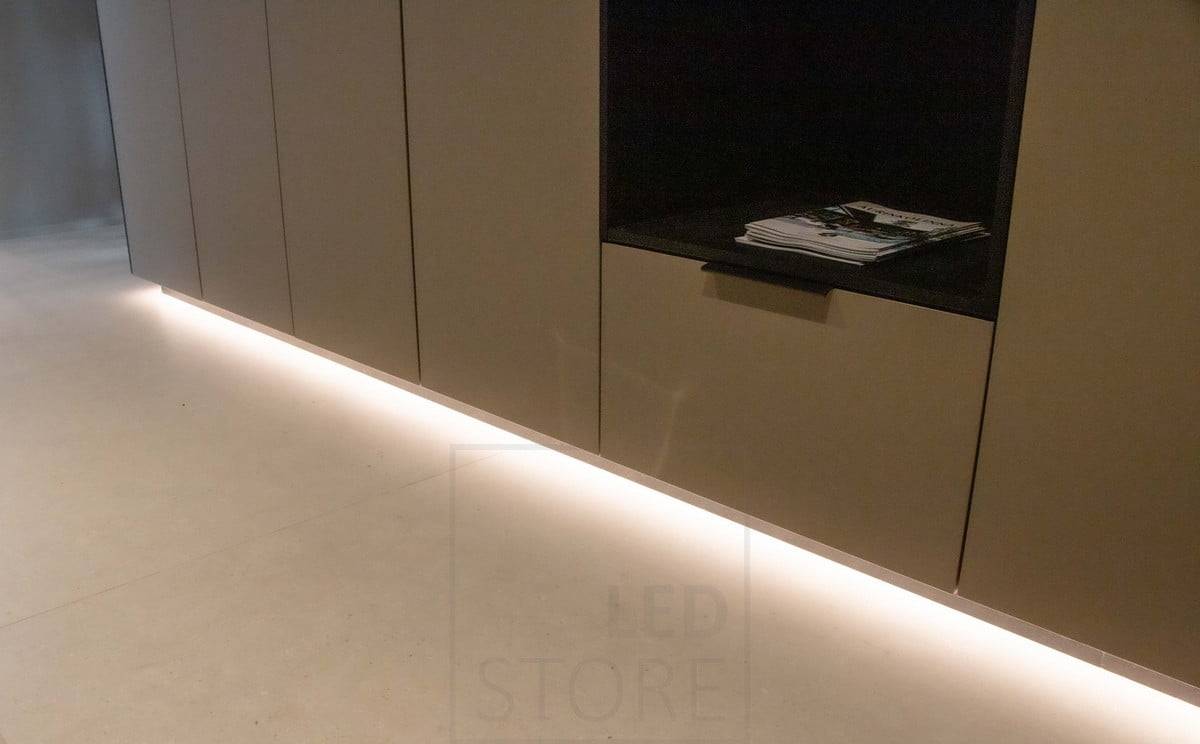 Wohnmesse 2022: Led-Leuchtband im Profil, Sockelmontage. Ledstore.fi