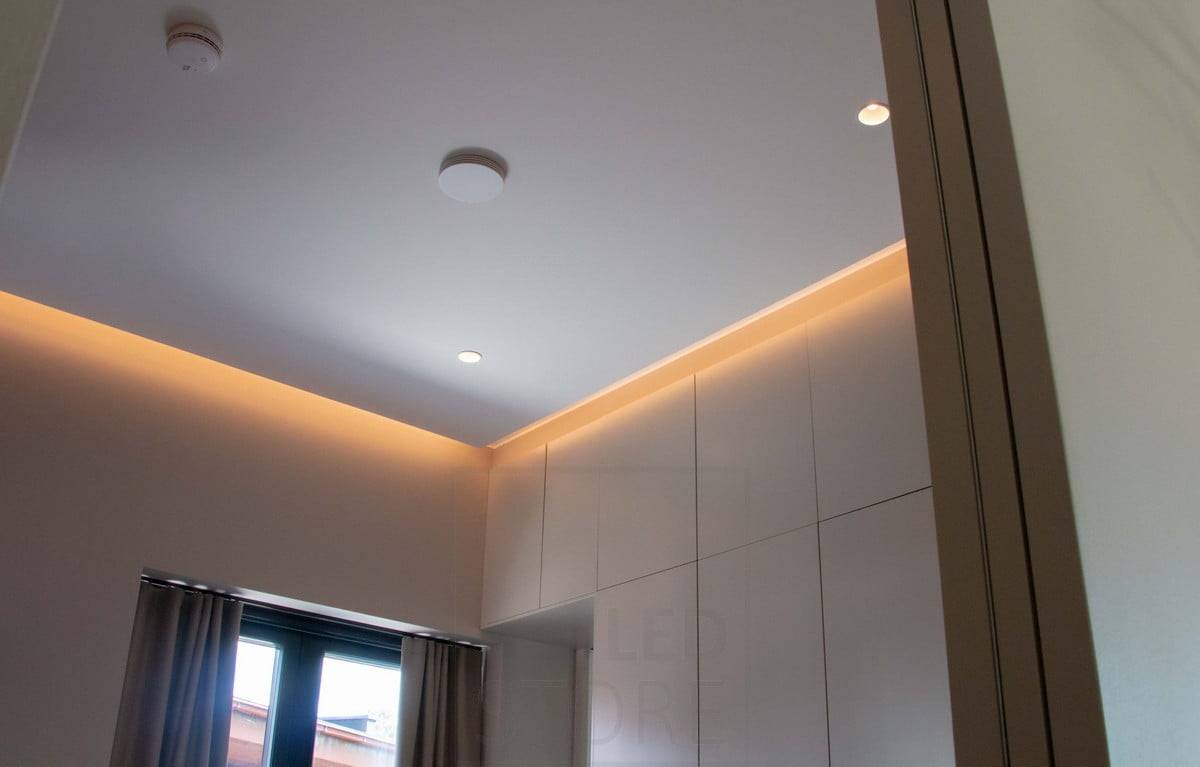 Wohnmesse 2022: Stimmungsvolles, indirektes Licht im Schlafzimmer. Das Licht ist auf die Wand gerichtet und erweckt den Eindruck einer schwebenden Decke. Ledstore.fi