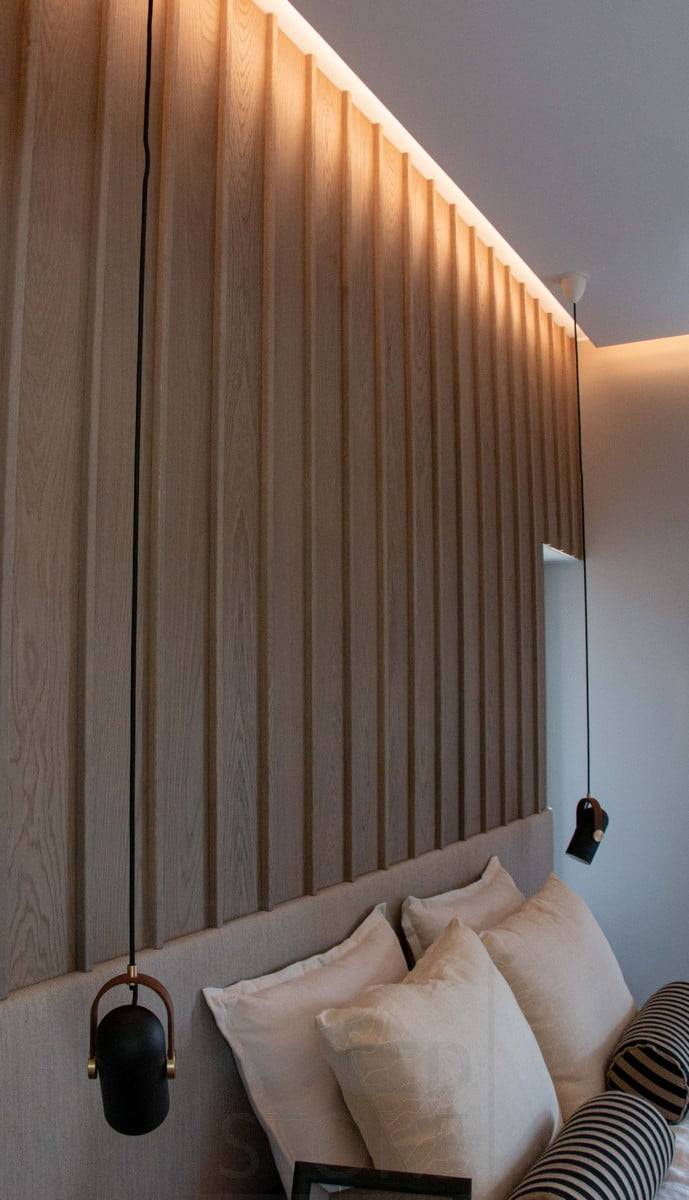 Wohnungsmesse 2022: Ein Schlafzimmer mit stimmungsvoller und schöner Beleuchtung, die mit indirektem Licht erzeugt wird. Im Erdgeschoss: Pendelleuchten auf beiden Seiten des Bettes. Ledstore.fi