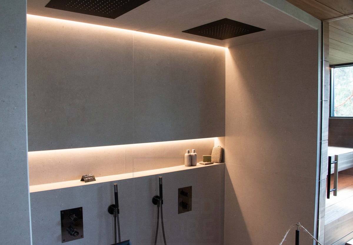 Wohnmesse 2022: In der Dusche stimmungsvolle Beleuchtung mit LED-Streifen in der Shampoo-Nische und zwischen Decke und Wand. Ledstore.fi