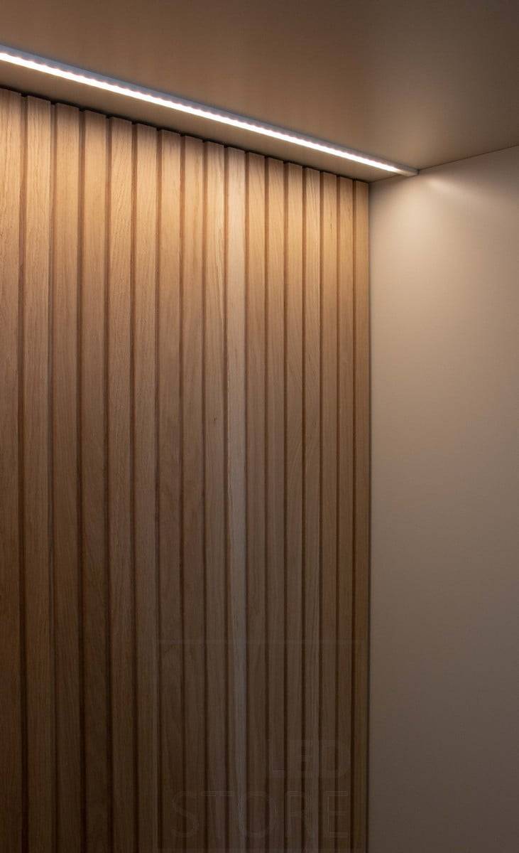 Wohnungsbau-Messe 2022: Schöne Gesimswand mit LED-Leiste im obersten Profil hervorgehoben. Ledstore.fi